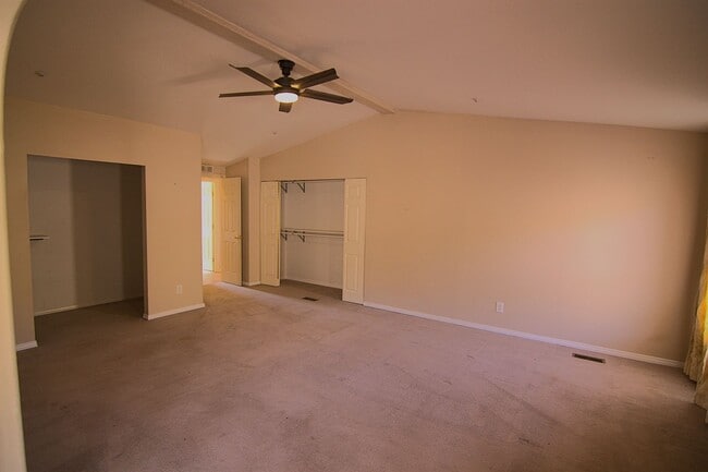 Building Photo - 35850 Via Famero Dr