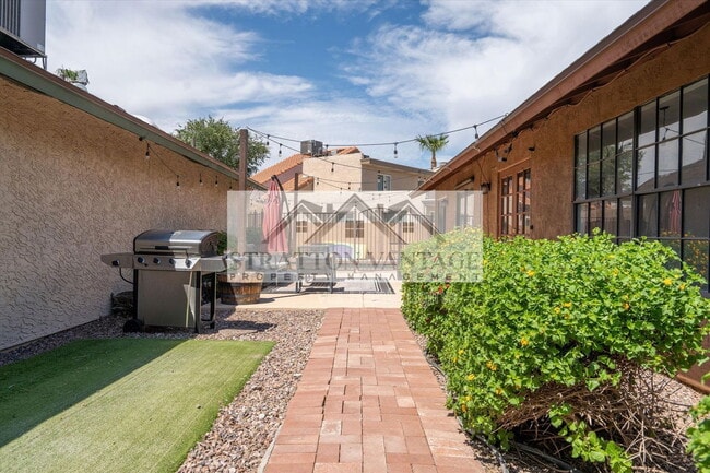 Building Photo - 2142 S Las Palmas