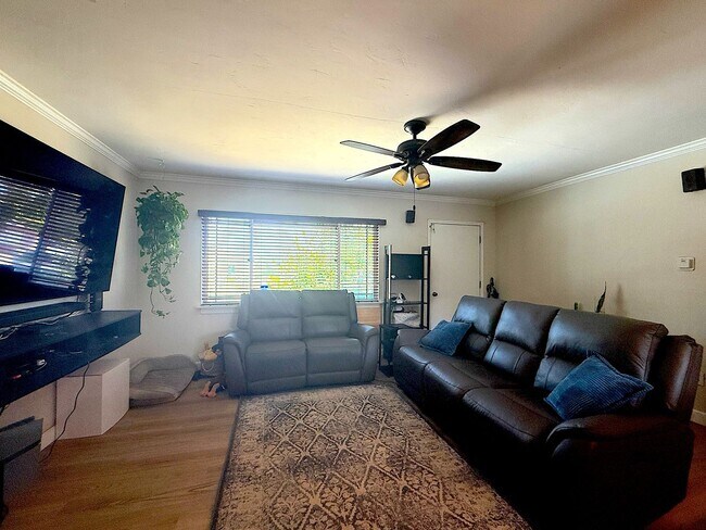 Building Photo - 3 Bedroom 2 Bathroom House Available Septe...