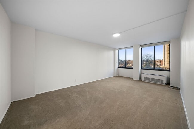 Building Photo - 300 Winston Dr