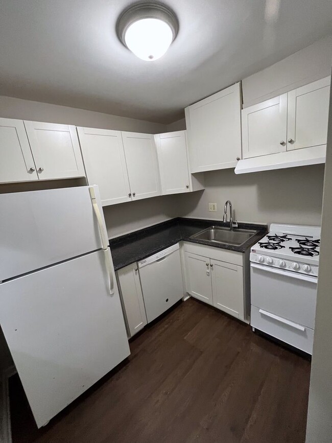 Building Photo - Newly Renovated 1 BR, 1 Ba in Barracks roa...