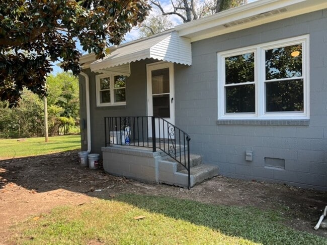 Building Photo - Low Maintenance & Very Affordable Living, Updated 1-BD, 1-BA duplex located in a convenient area ...