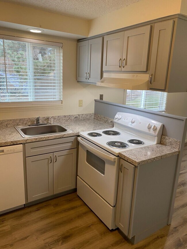 Building Photo - (905) Draper Arms Apartments - 2 Bedroom / 1 Bathroom (UPDATED)