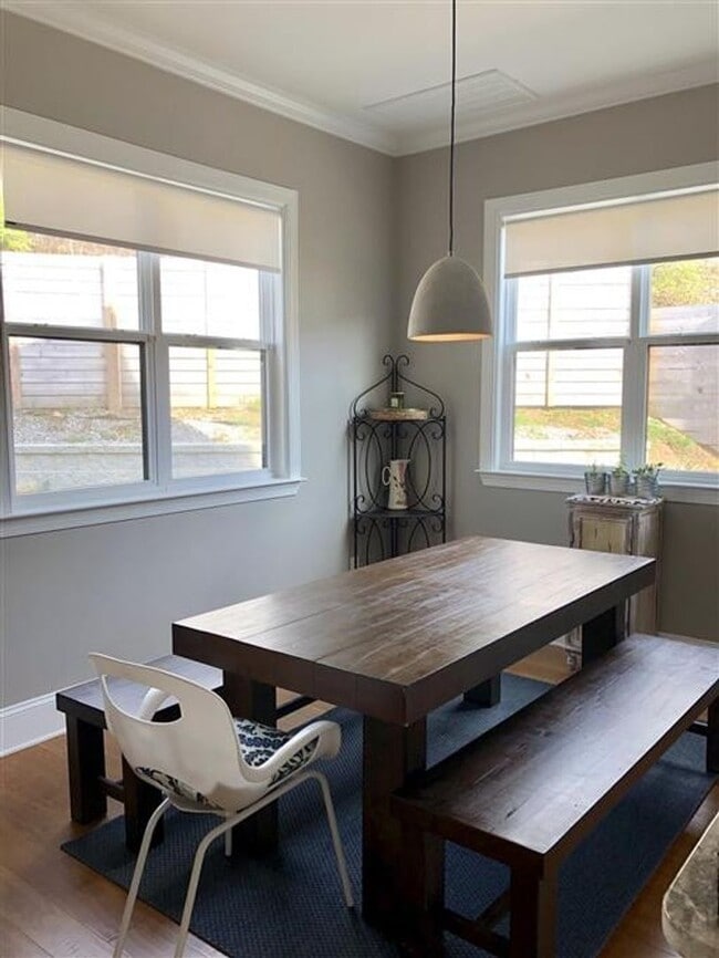 Building Photo - Extremely well maintained 3-bedroom, 2.5-bath home located in the highly desirable Woodlands comm...