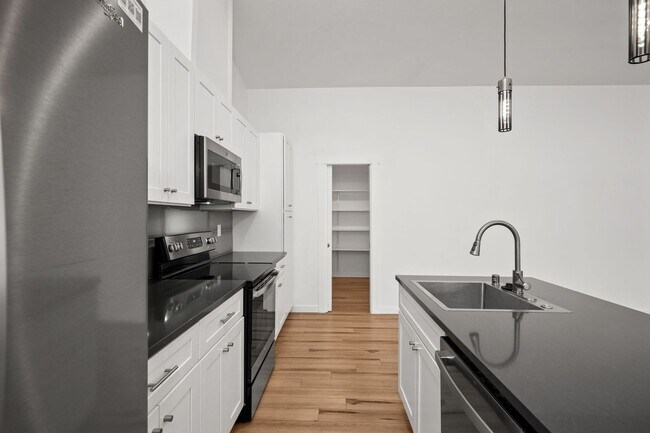 Building Photo - BEAUTIFUL Spacious Modern Grandview Single Level Home!