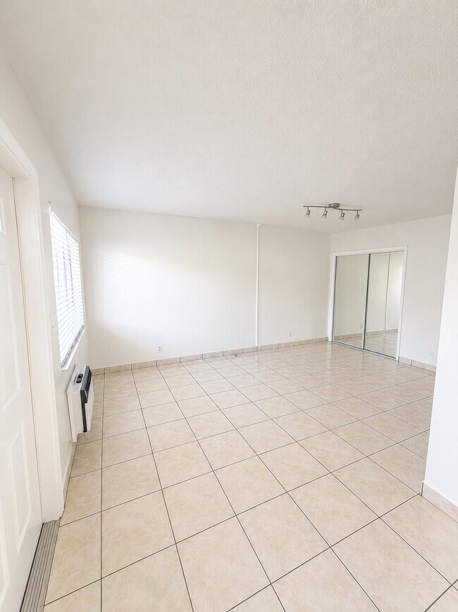 Building Photo - 1814 E Oakland Park Blvd