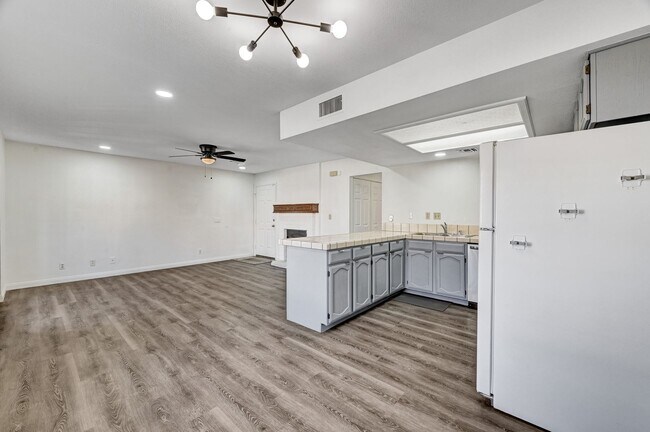 Building Photo - Clean and Ready to Move-in