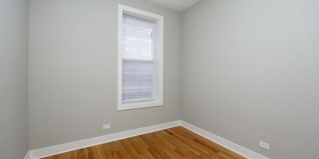 Building Photo - Very Spacious, Top Floor 1bd/1bth Ukrainian Village, Available Now!