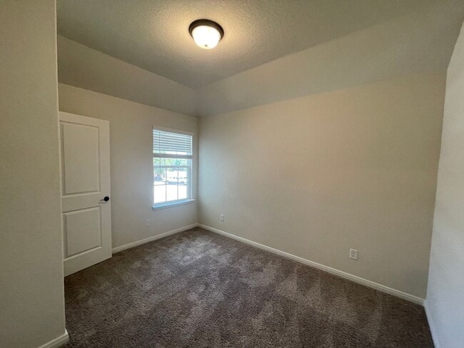 Building Photo - MOVE FAST—GATED TOWNHOME NEAR LACKLAND AFB WITH A PRIVATE YARD!