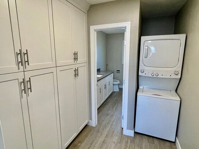 Building Photo - Bright & Modern Second-Floor Apartment – Natural Light, Comfort & Convenience!