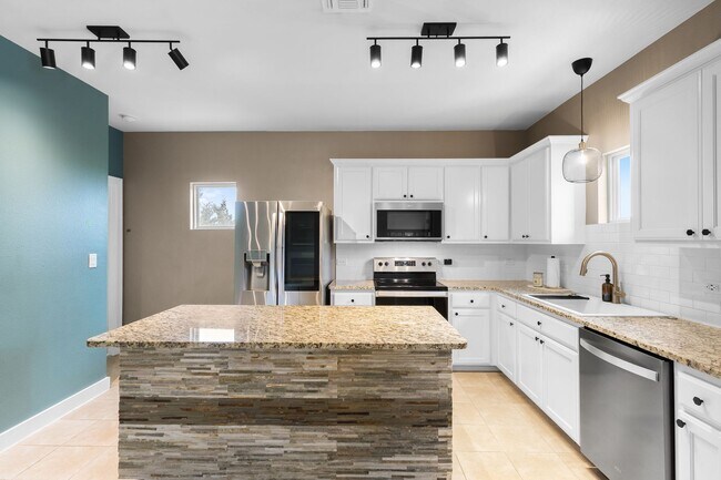 Building Photo - 924 Scenic Hills Dr