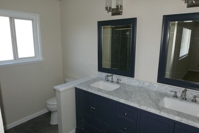 Building Photo - Updated home in Riverside's Hawarden Hills community