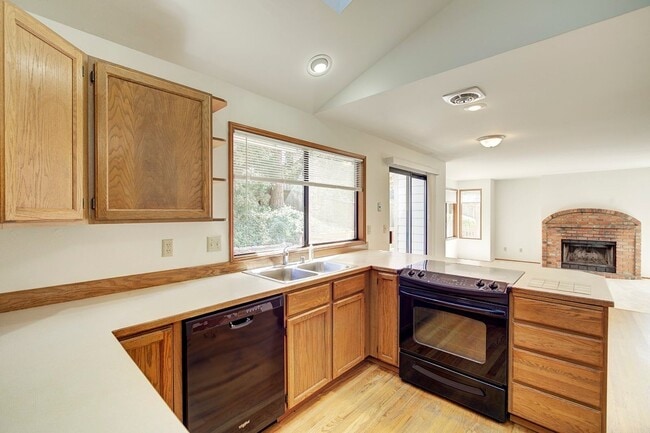 Building Photo - 4Bd/2.5Ba Sammamish Home