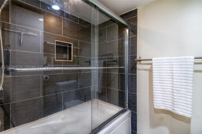 Building Photo - 3095 N Oakland Forest Dr