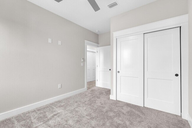 Building Photo - Modern 3 Bedroom Townhome!!
