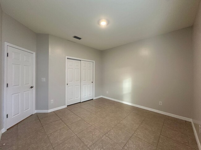 Building Photo - Modern & Spacious 3 Bed + Den, 2 Bath with...