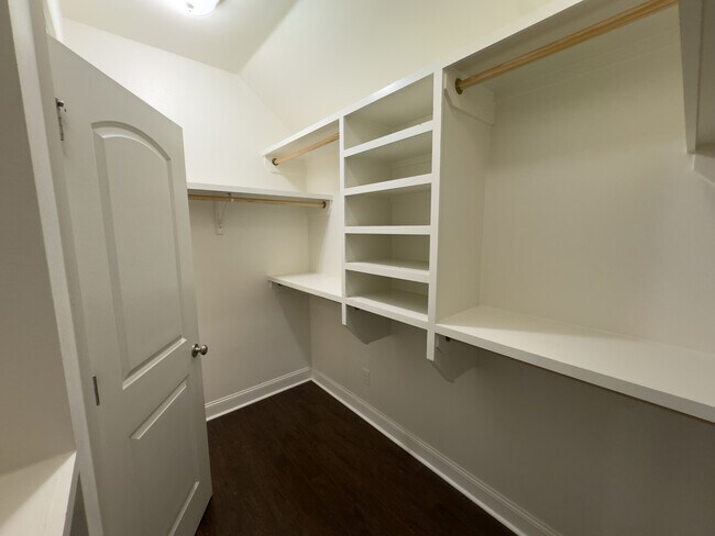 Building Photo - 2167 Shadowbrook Dr