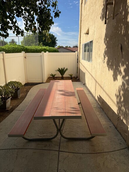 Relax in Private Space - 1250 E Shaw Ave
