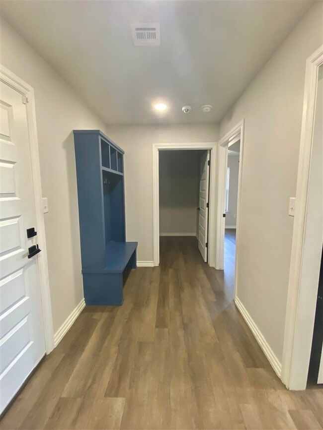 Building Photo - 210 Meadowlark Ln