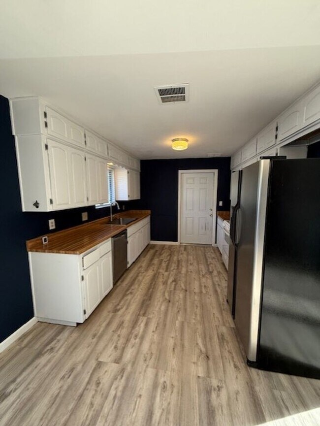 Building Photo - Wonderful Home 3 bed 1 bath with a Great Yard