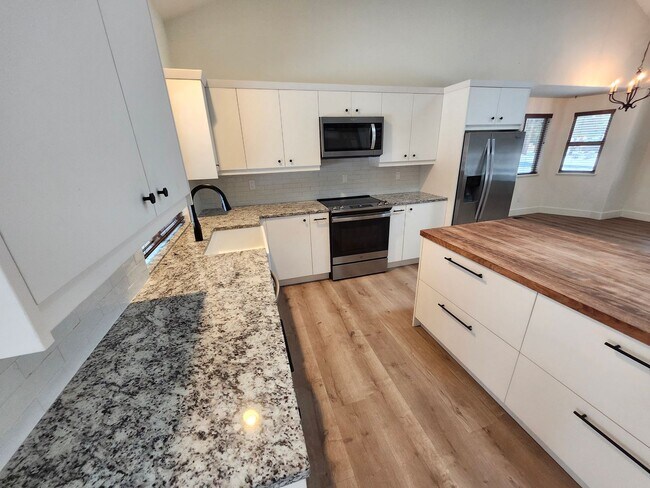 Building Photo - Modern and Remodeled SF Home in Southwest Bend on .8 Acres