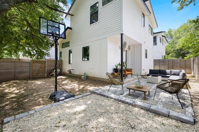 Building Photo - 408 W Odell St