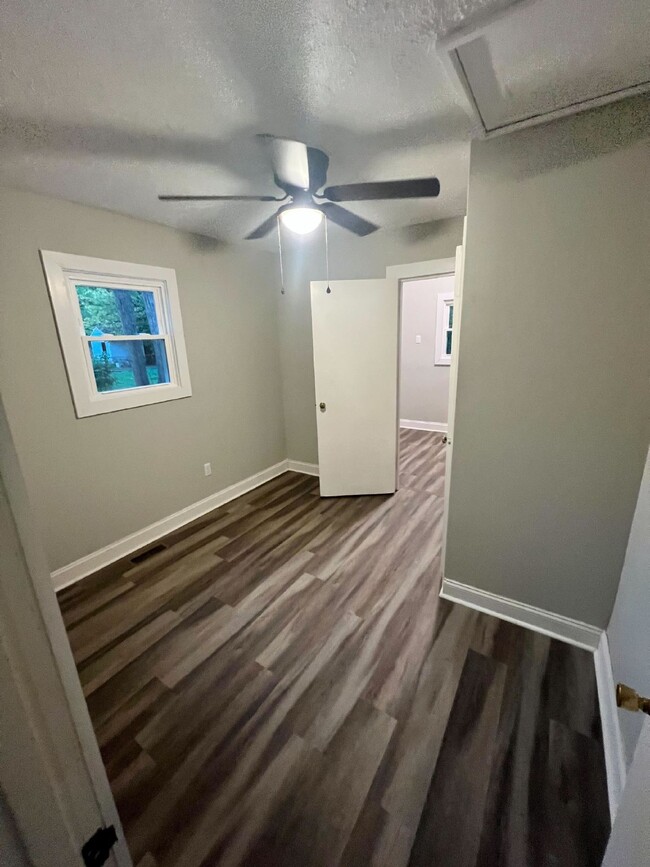 Building Photo - Newly Remodeled Cozy 2-Bedroom Home in Lou...