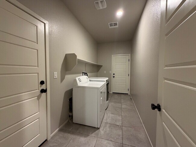 Building Photo - GATED 4 BED 2.5 BATH 2 CAR GARAGE SINGLE FAMILY HOME w/ LOFT, BEDROOM DOWNSTAIRS, NEXT TO COMMUNI...