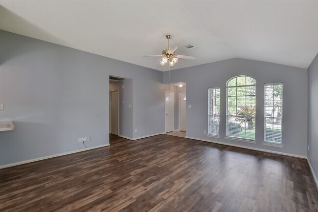 Building Photo - 855 Lake View Dr
