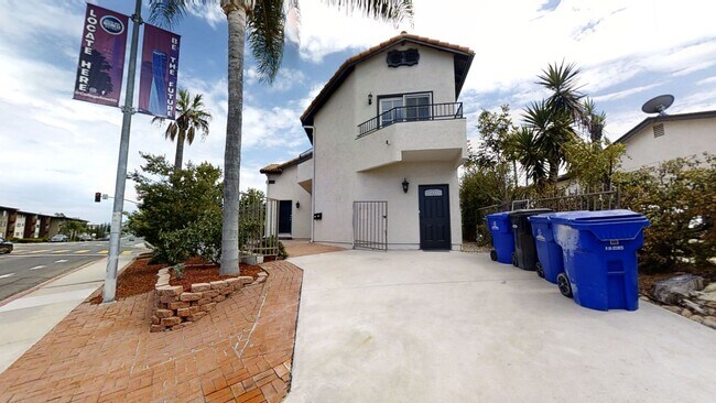 Building Photo - Newly Renovated! 4BD + Attached Studio (Le...