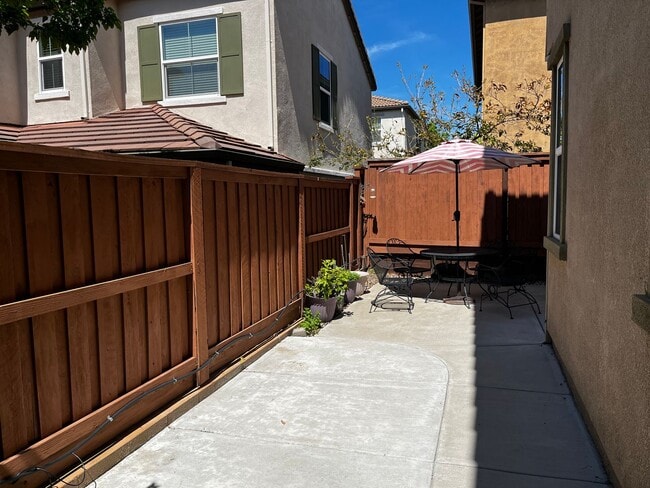 Building Photo - Great 4 Bedroom, 3 Bathroom 2100 sqft. Folsom Home for Lease