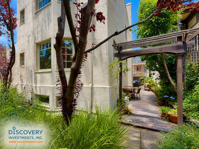 Building Photo - Classic Berkeley Condo with Tasteful Modern Updates