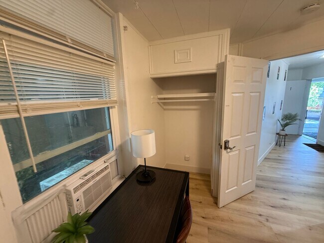 Building Photo - Affordable Private Guy Room in Avenues/University Area - Main Floor