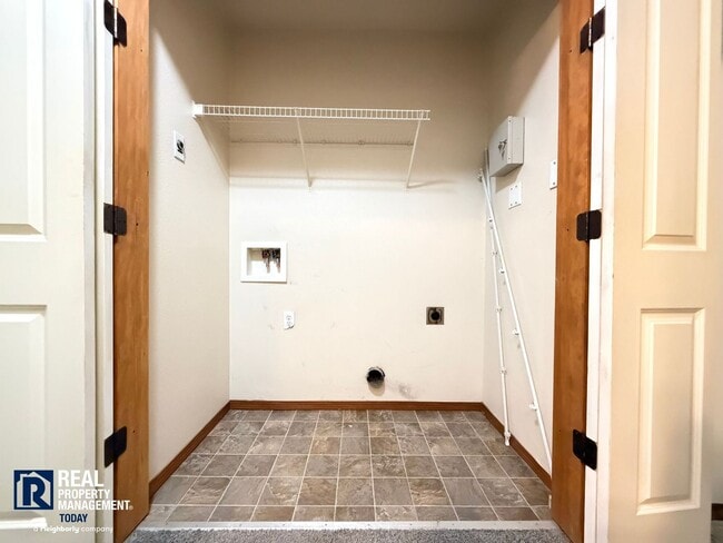 Building Photo - Courtney Ridge Townhome with Garage & Private Patio!