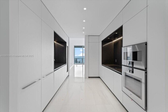 Building Photo - 300 Biscayne Blvd Way
