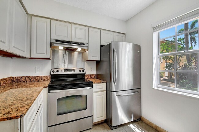 Building Photo - 1110 Lake Shore Dr