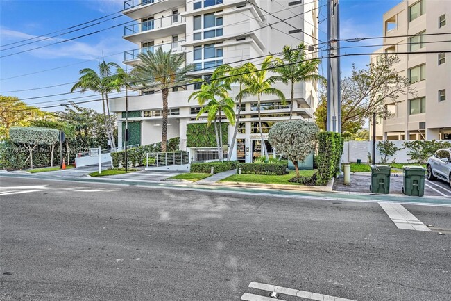 Building Photo - 9901 E Bay Harbor Dr