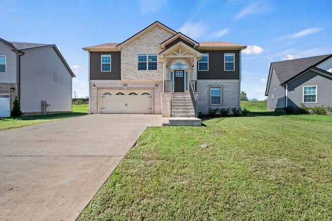 Building Photo - Beautiful Like-New Split Foyer Home Off Ex...