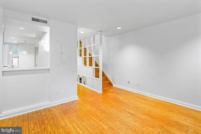 Building Photo - 2029 Bainbridge St