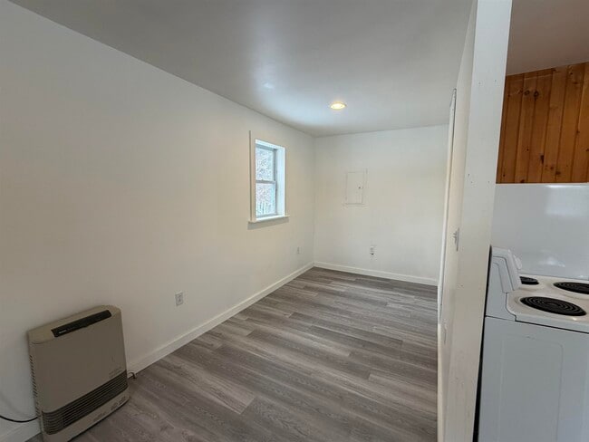 Building Photo - 722 VT-30