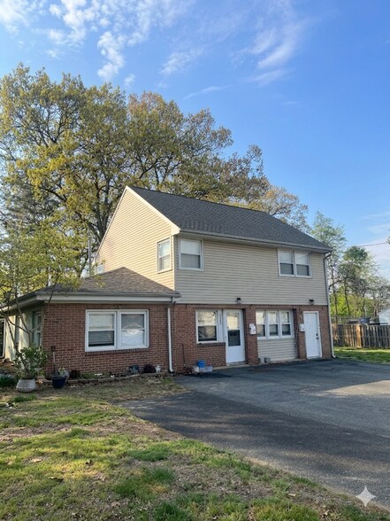 Building Photo - 102 Spruce St
