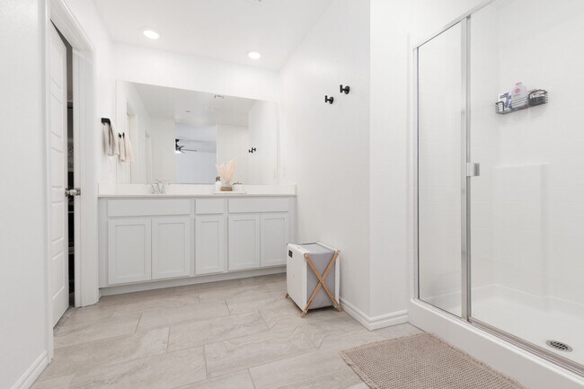 Building Photo - Newer townhome in the NW
