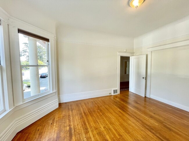 Building Photo - 927-929 Lincoln Way