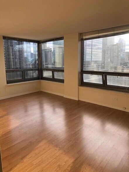 Living room without furniture - 440 N Wabash Ave