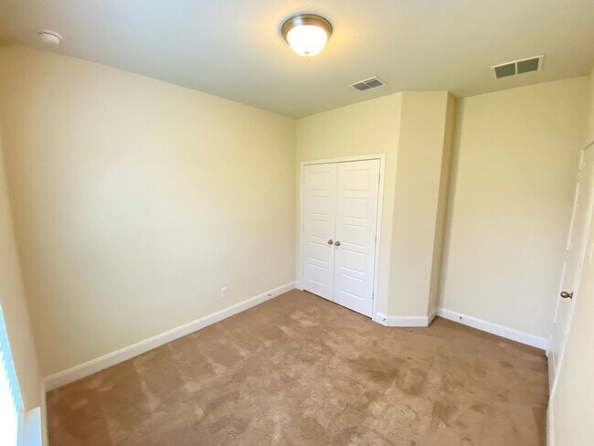 Building Photo - Walk to Historic Gruene / Fridge Included/ Gas Cooking / Fenced in Yard / CISD