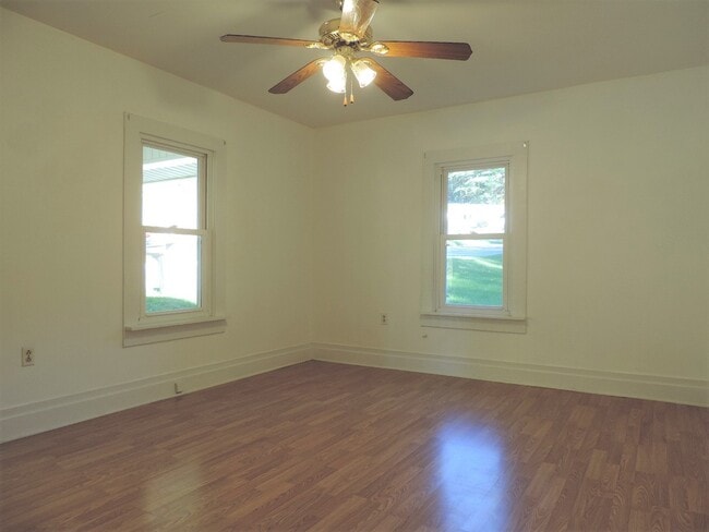 Building Photo - Cute 2/1 Cottage in Fleetwood with Office Space Upstairs