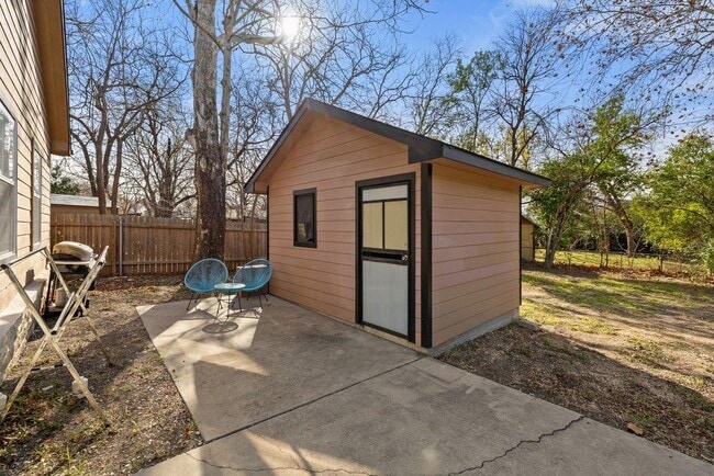 Building Photo - 1501 Broadmoor Dr