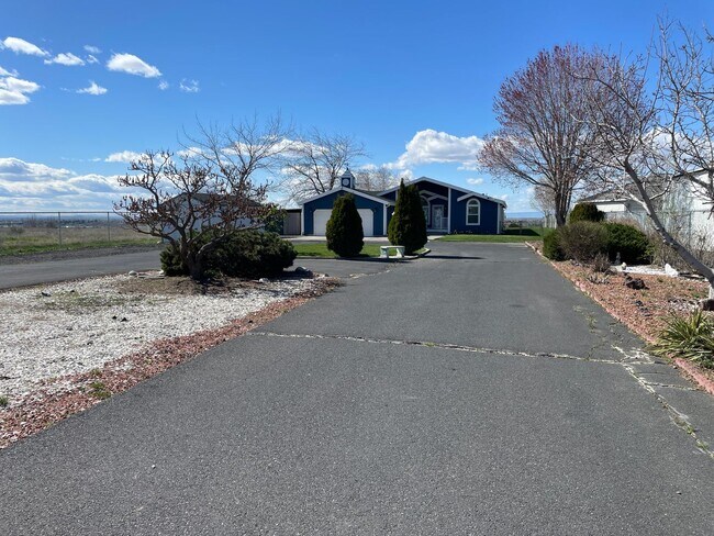 Building Photo - Sweeping Views of Cascade Valley