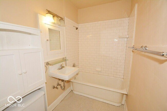 Building Photo - 4905 Broadway St