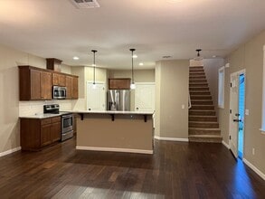 Building Photo - Beautiful 3 Bedroom House with High Ceilin...